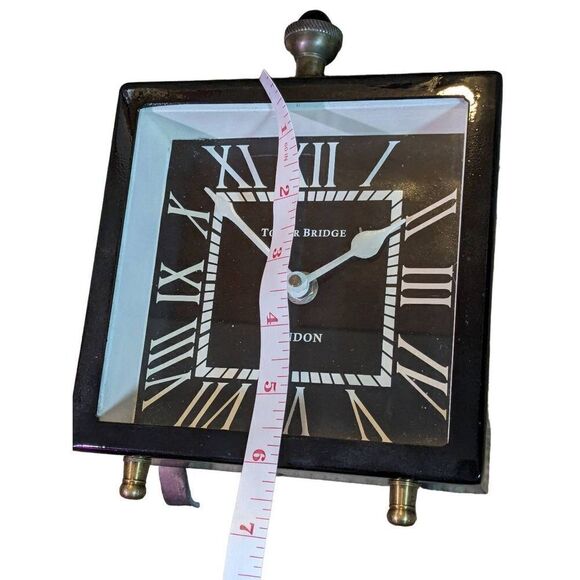 Tower bridge London table clock black on black, brass and bronze. Featuring glas - Picture 5 of 6